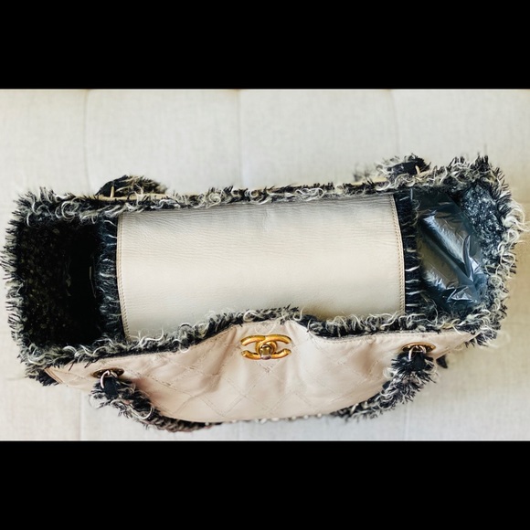 SOLD Chanel Tweed Trim Light Grey Leather Tote - Picture 9 of 16